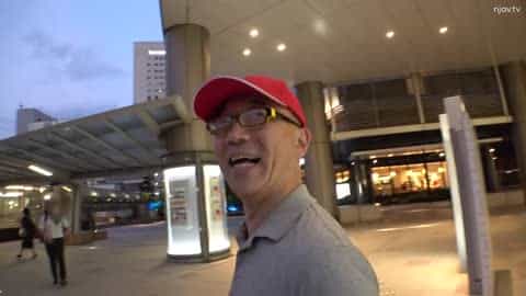 真的很软，第一枪。 1998年，身体黏稠的美容师被带到饭店顽皮拍照！一开始她还有些迷茫，但在丰富的爱抚下，她发出了一声叹息，最后，她湿透了蜜罐，变得狂野起来！