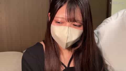  【完全素人】可爱却又过于色情的19岁少女。虽然今天很危险，但我还是要直接射进去。那种快感让我忍不住扭动臀部，最后在她体内射精。